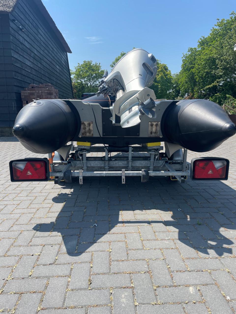 Hele nette set!! Bombard C3, Honda 8 PK en Pega trailer