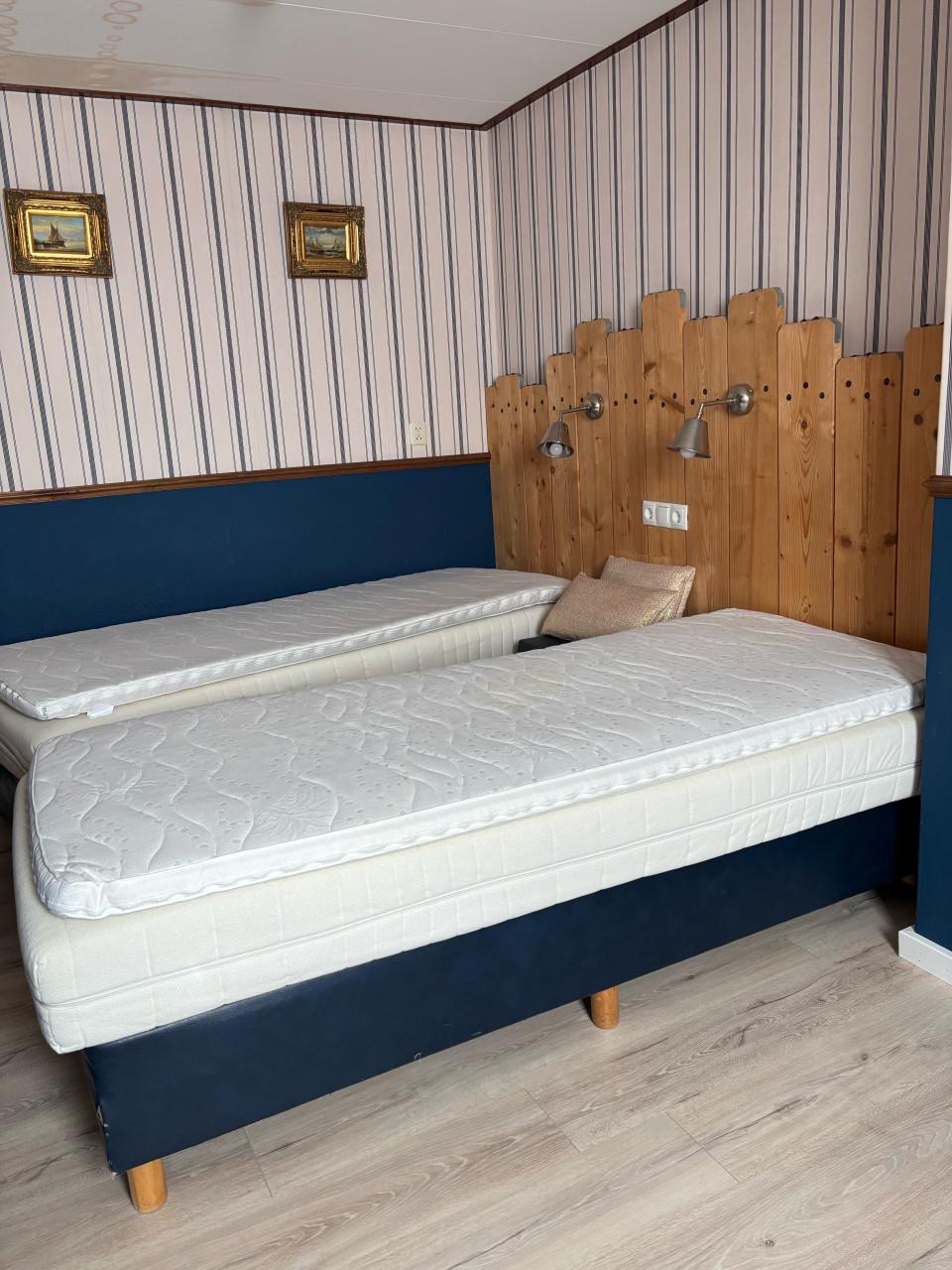 Boxspring B 0.80 x L 200 x H 0.57 Kleur boxspring donkerblauw.