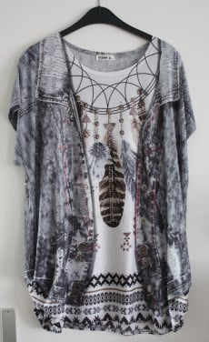 Shirt  grijs wit en veer en diamantjes maat xl