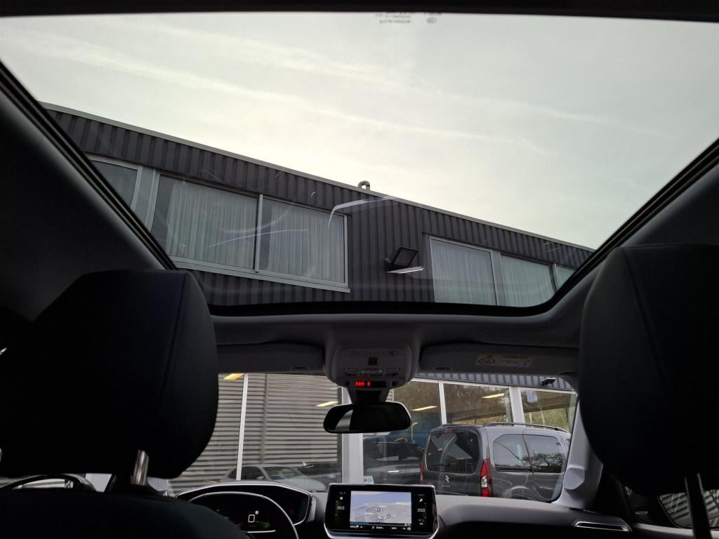 Peugeot 208 1.2 100 allure pano/clima/nav/cam