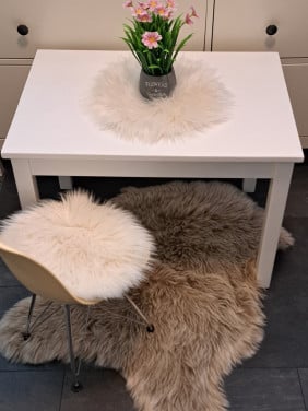Mooie en veilige kindertafel en stoel