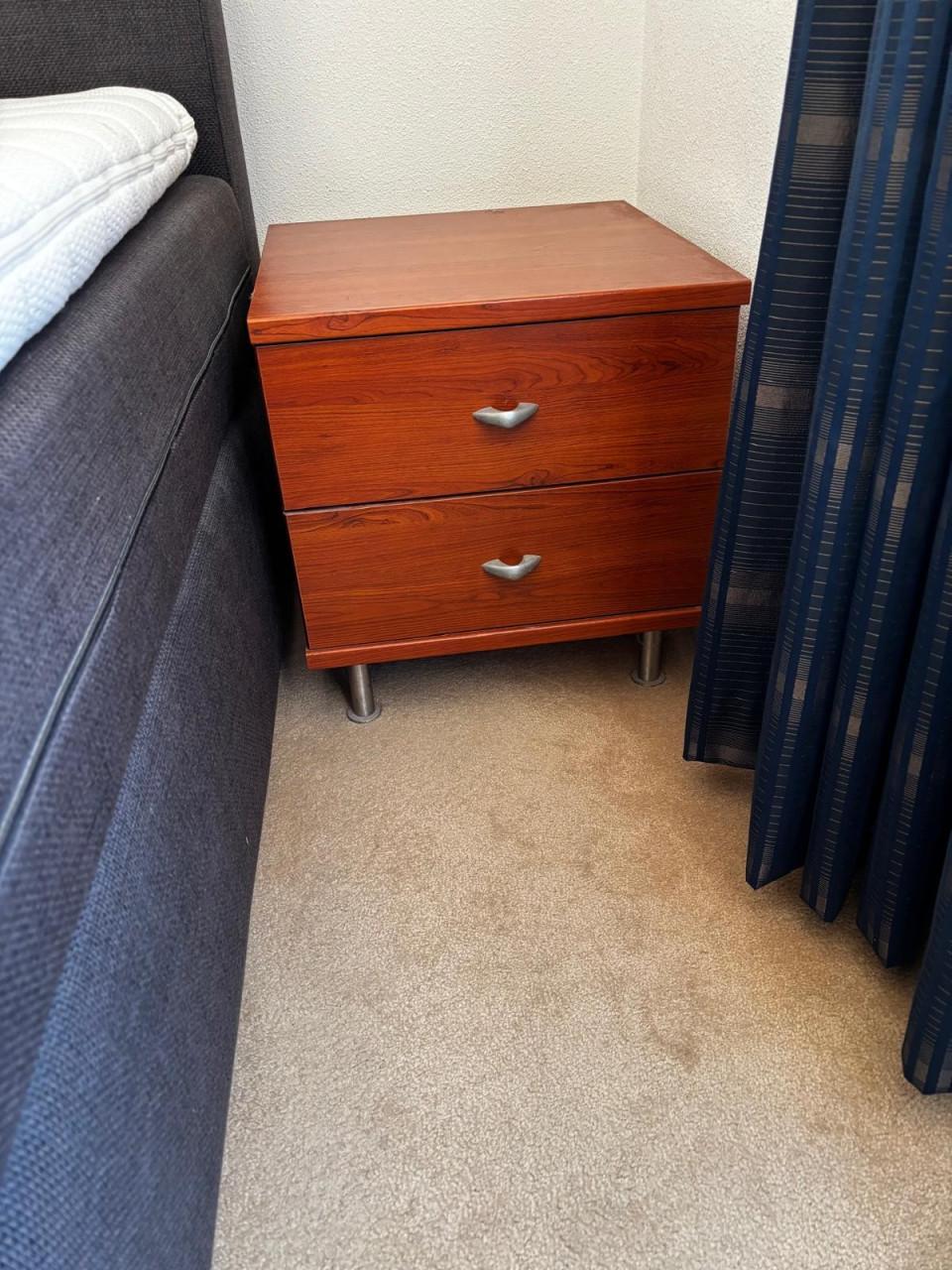 2x kersen kleurige nachtkastjes