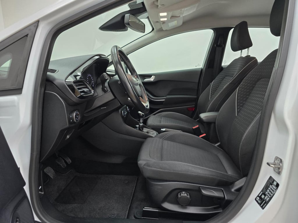 Ford Fiesta occasion luxe titanium met zwarte velgen en parkeercamera | bom