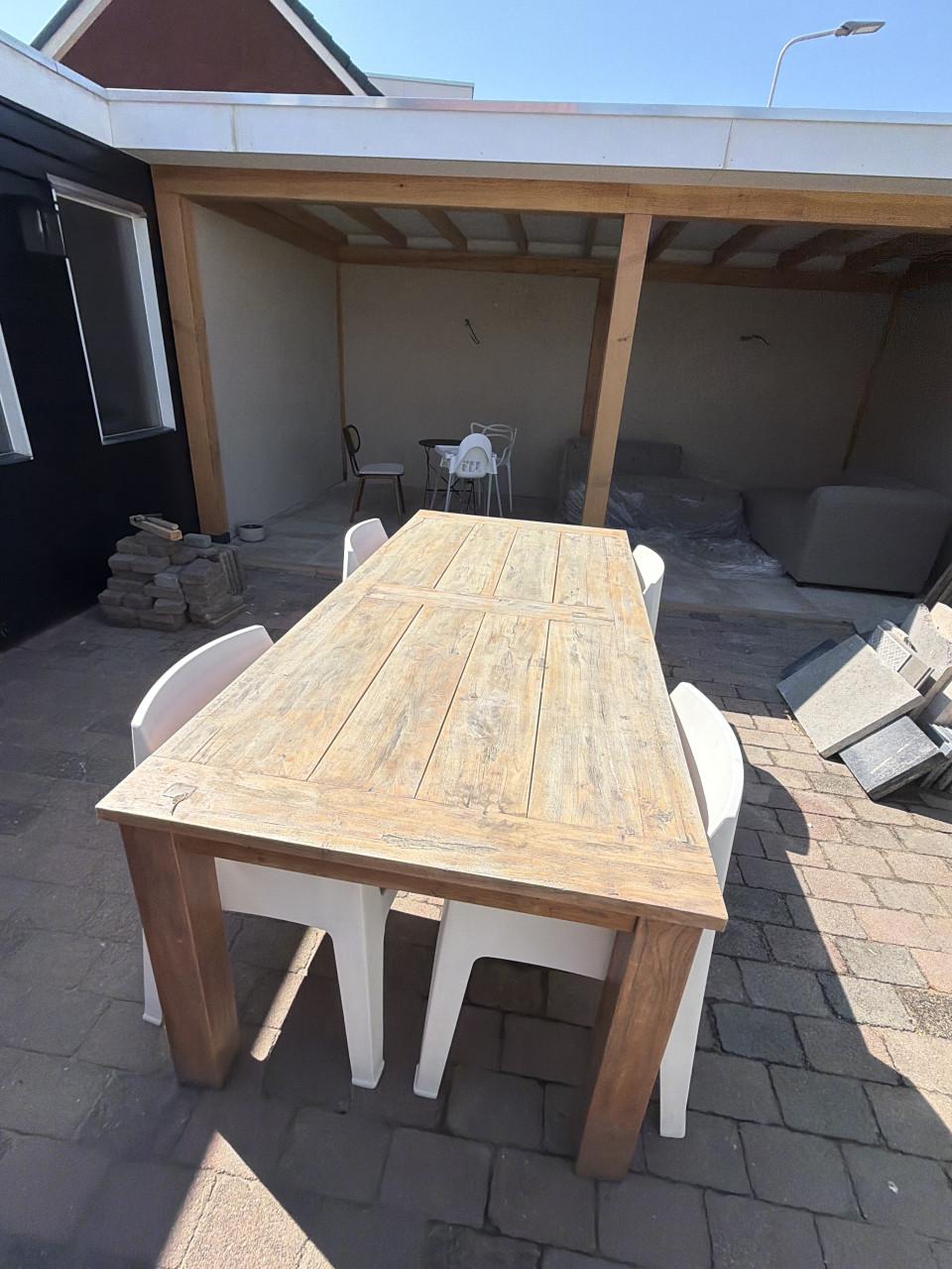 Houten tafel plus 4 kunststof stoelen