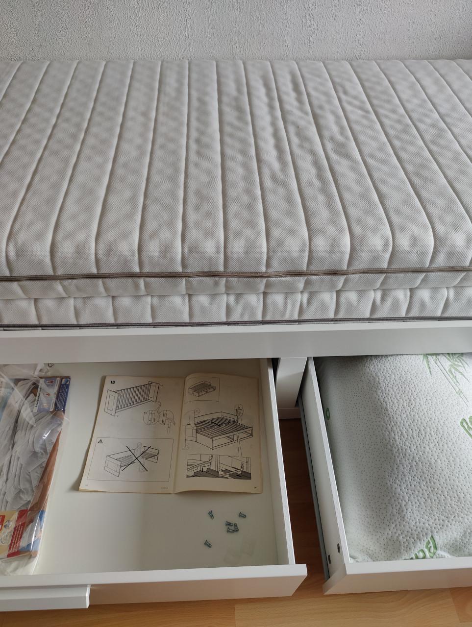 Logeer bed uitschuifbaar één of tweepersoons - IKEA bedbank + 2 matrassen