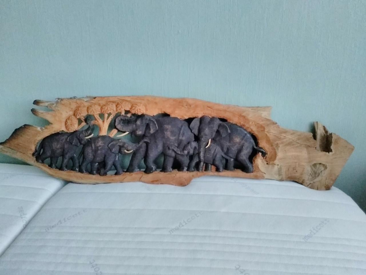 Olifanten in hout uitgesneden