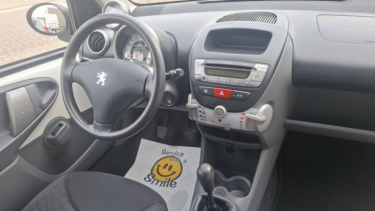 Peugeot 107  1.0 12v XS 5deurs bj:2011 airco apk 2027 i.z.g.st