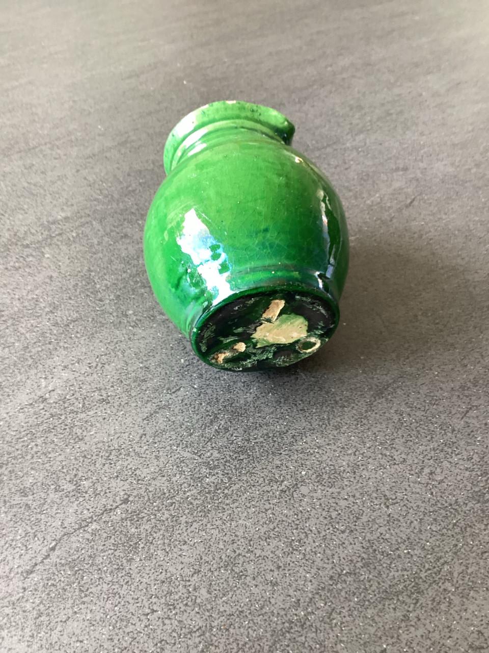 Vintage Geglazuurde groen aardewerk kannetje.