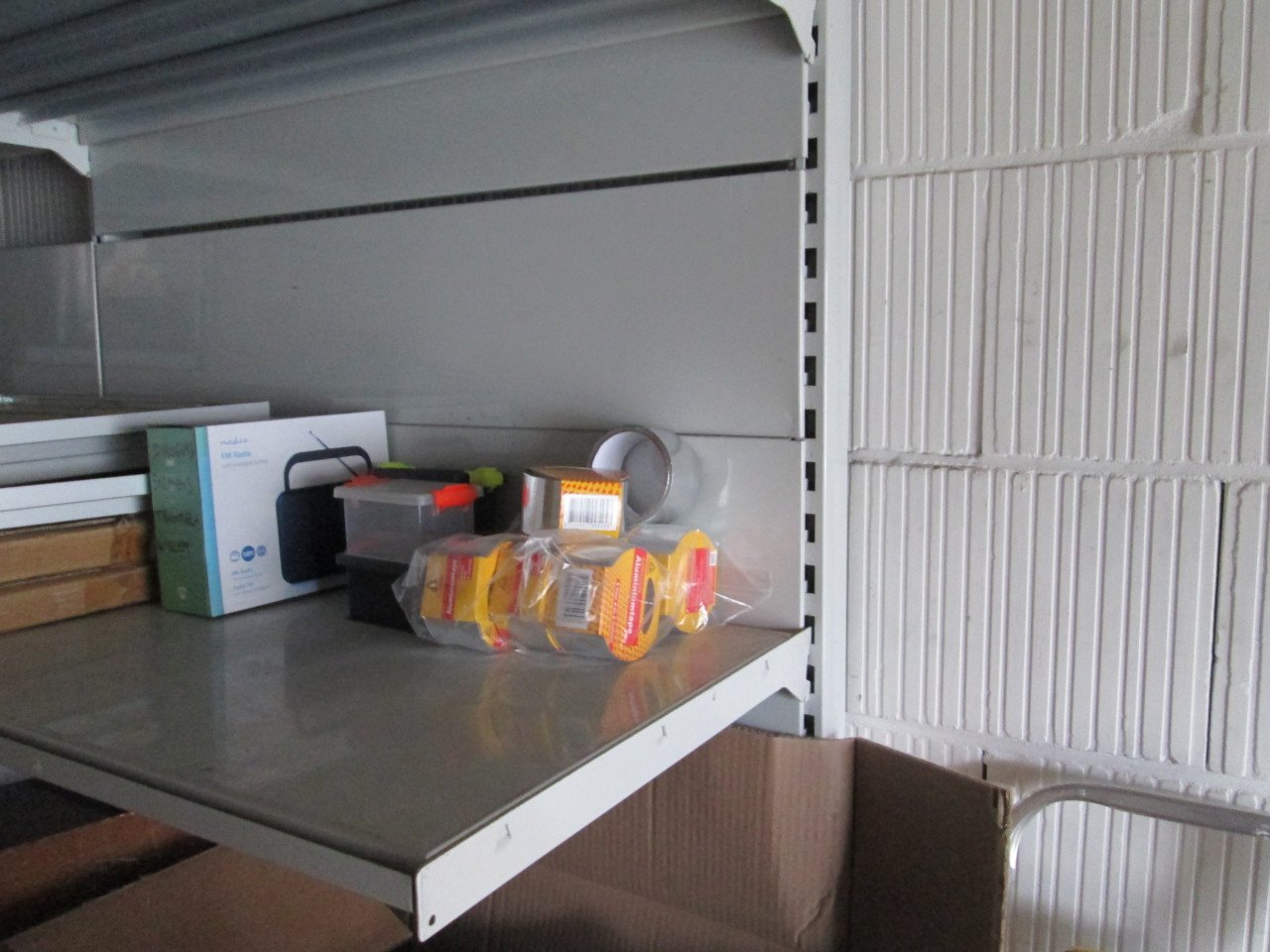 Metalen wandstelling met legboorden