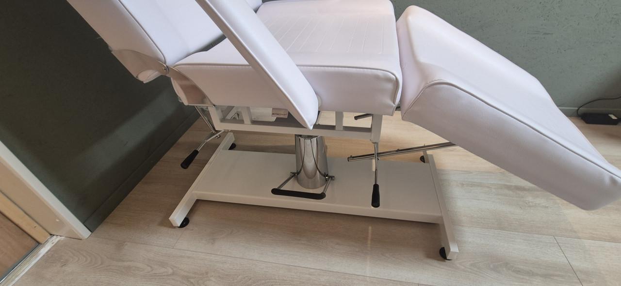 Behandelstoel en tabouret te koop
