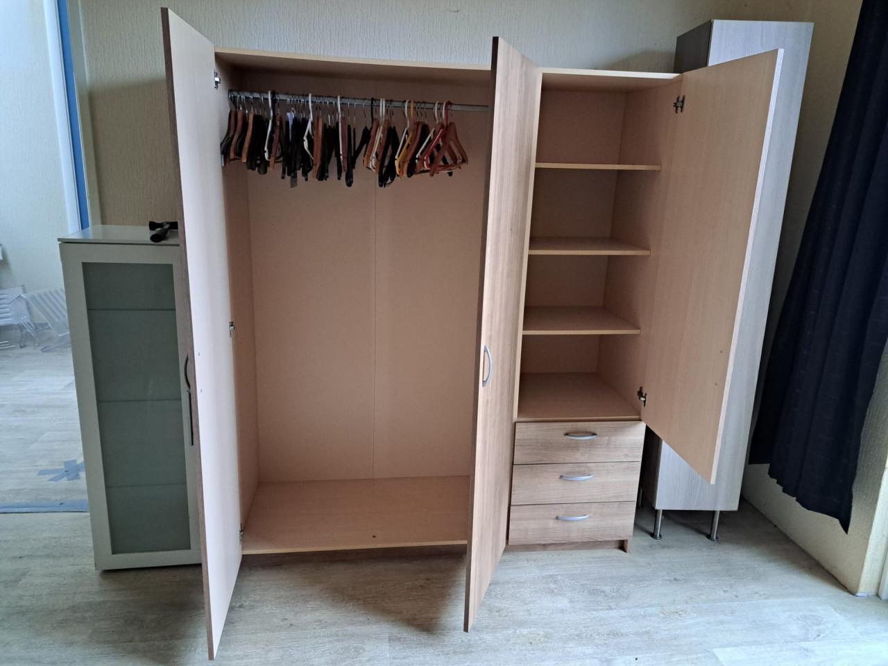 2 nette kledings kasten