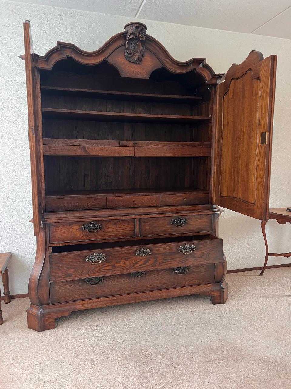 Antieke eikenhouten kast