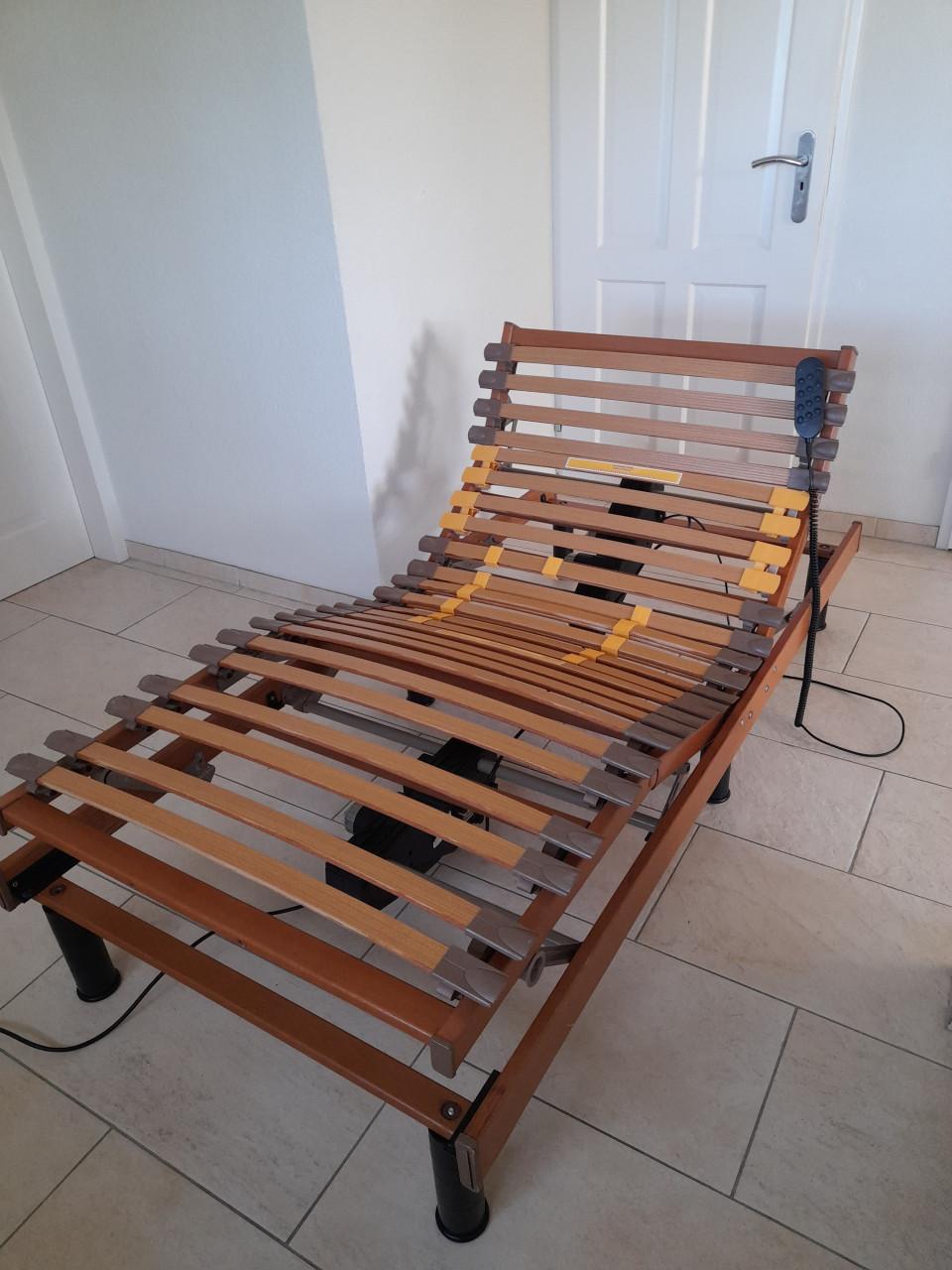 Electrische lattenbodem op poten 90 x 200 (in goede staat)