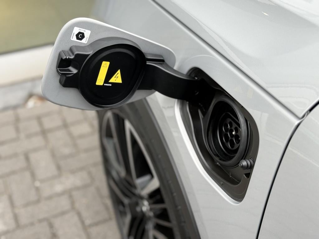 Volvo XC40 t5 262pk recharge ultimate dark
