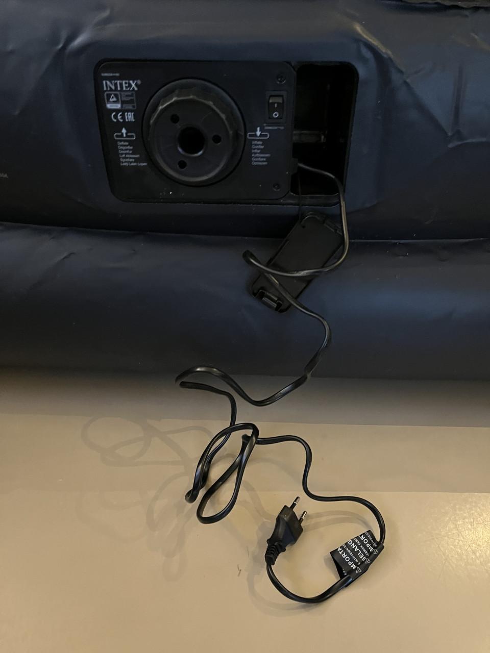 Intex Luchtbed Queen 2-persoons – met ingebouwde elektrische pomp