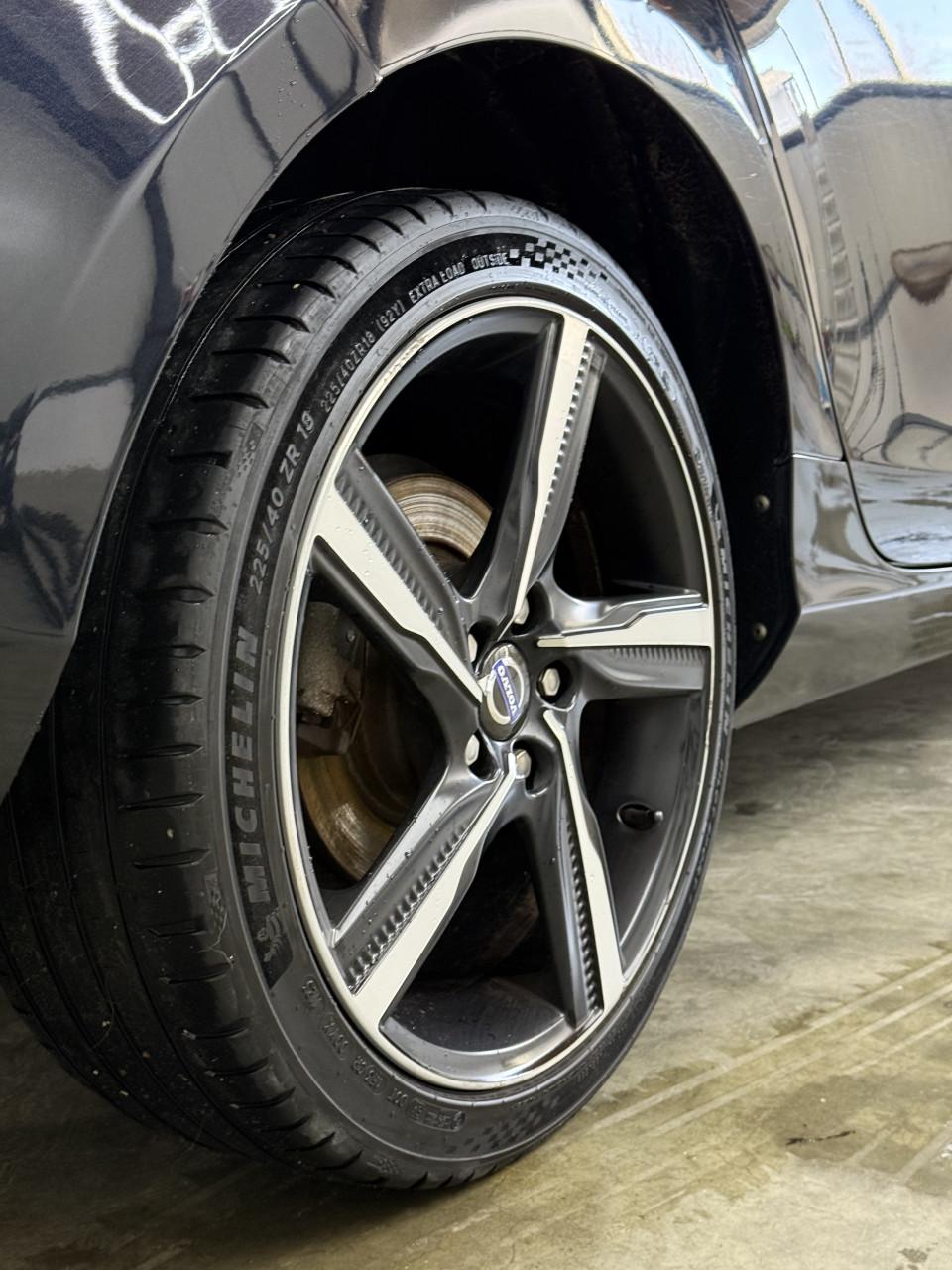 Volvo V40 2.0 D4 | 2014 model | 240 PK | Zwart R Design