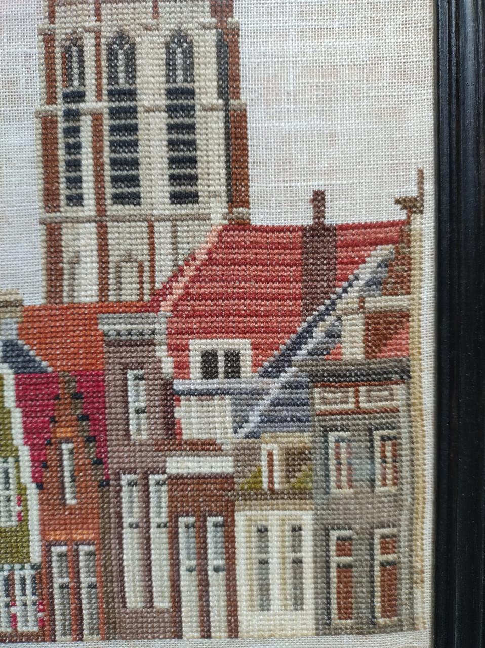 2 mooie borduurwerken in lijst met afbeelding uit Middelburg