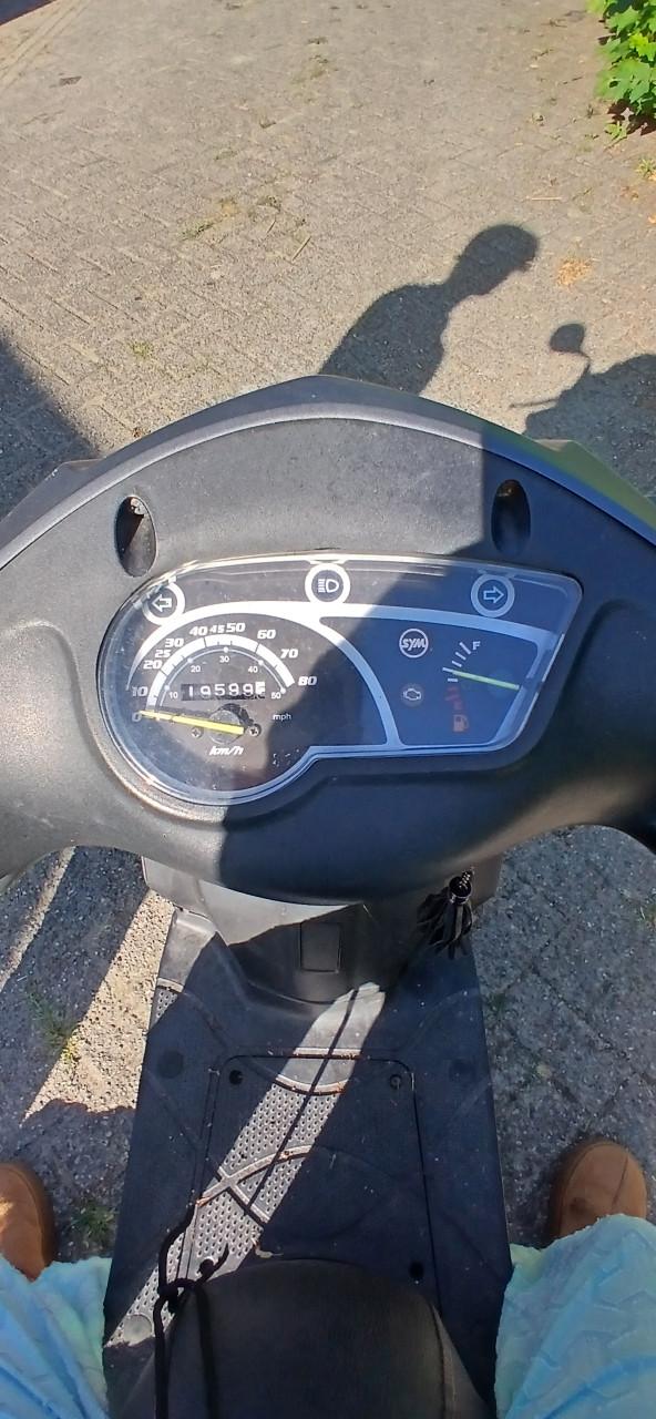 Sym scooter geel kenteken