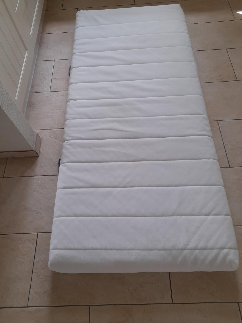 Houten bed 90 x 200 ( in goede staat )