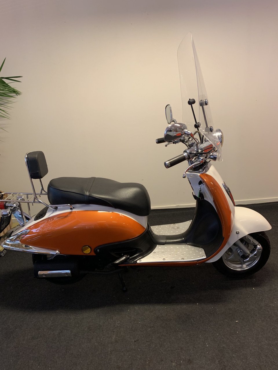 RETRO SCOOTER MET WINDSCHERM NU 495,= RIJKLAAR