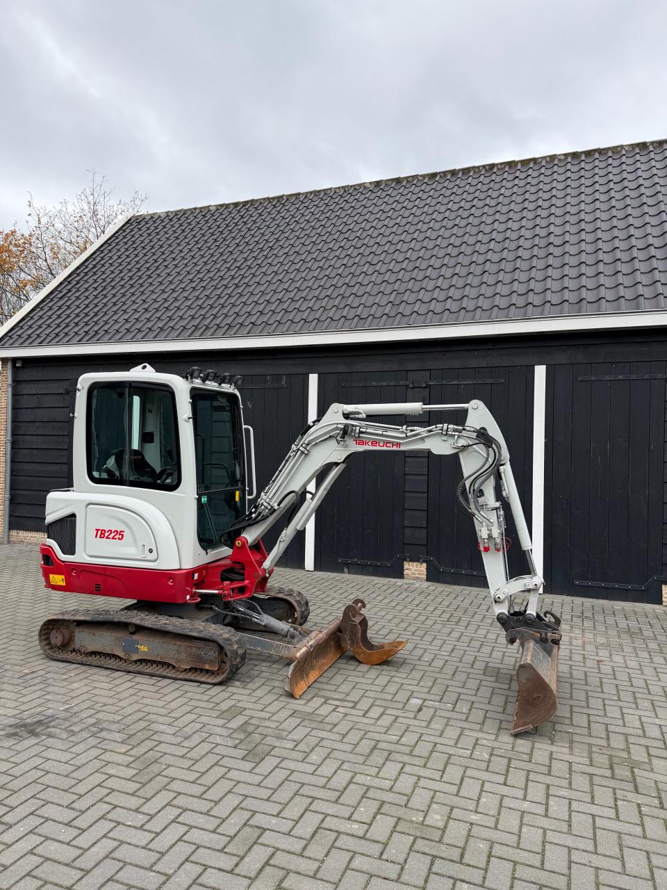 Takeuchi TB225