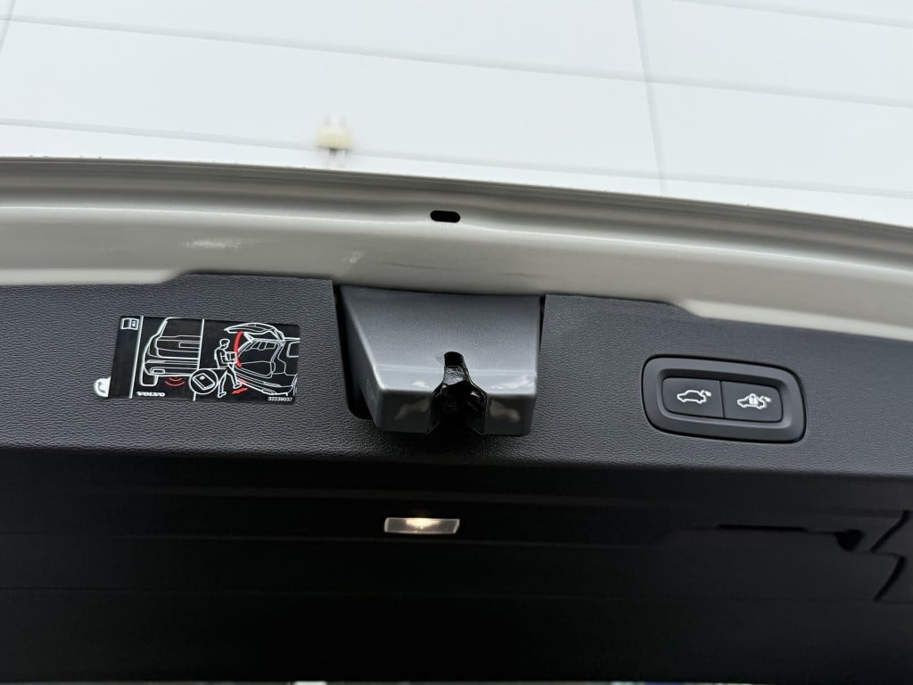 Volvo V60 t6 340pk recharge r-design| panodak| adap.cruise| 360camera| awd