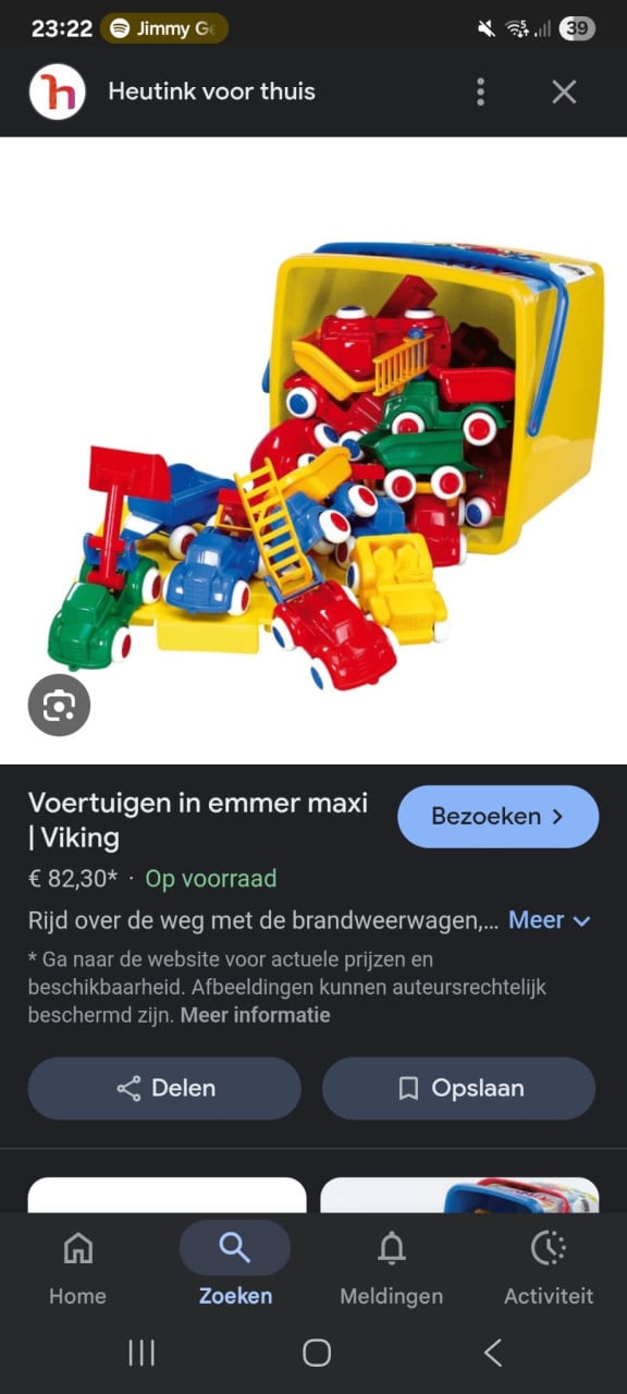 Heeeel veel plastic speelgoedauto's, vliegtuigjes