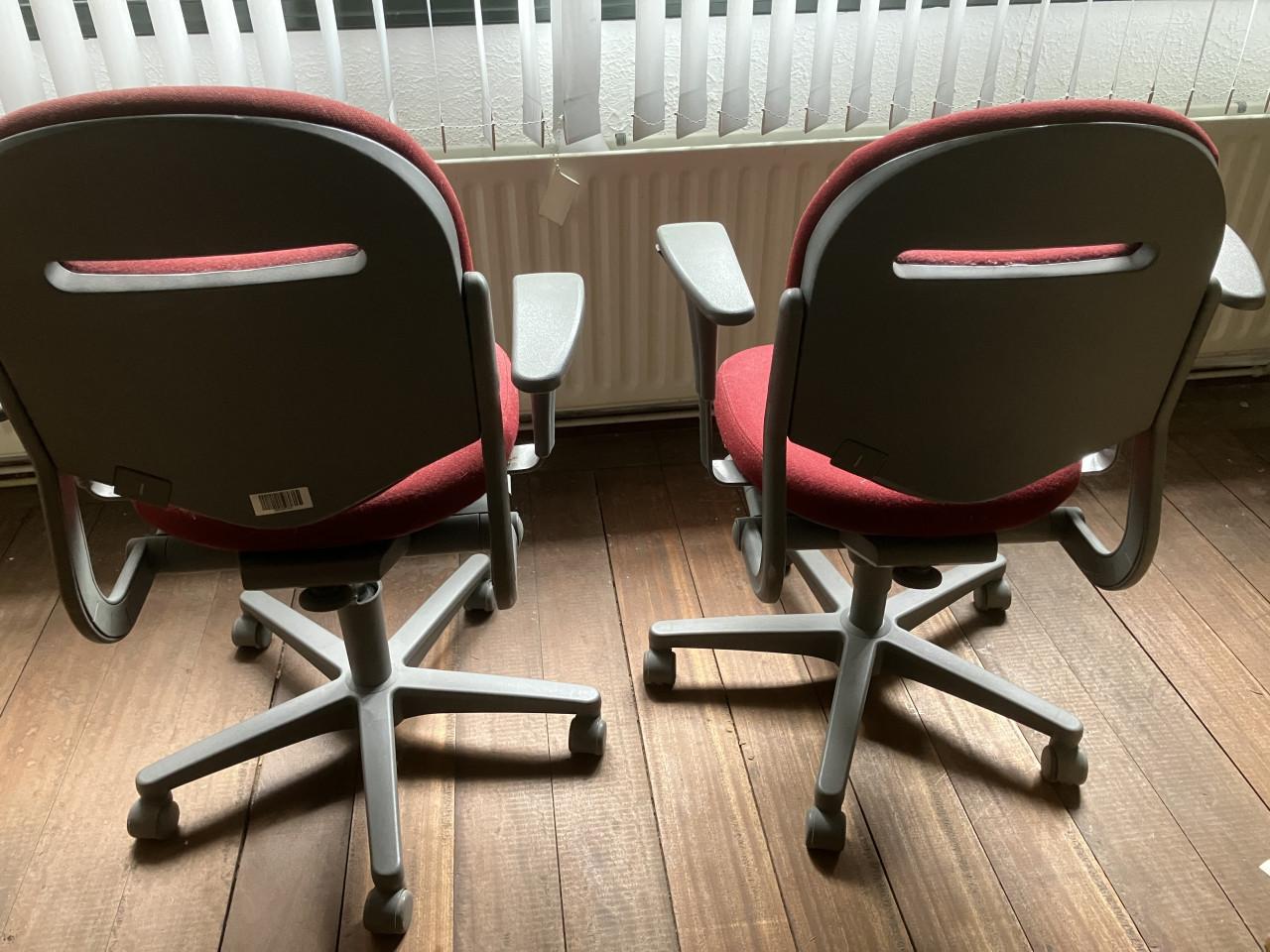 Twee bureaustoelen bordeauxrood