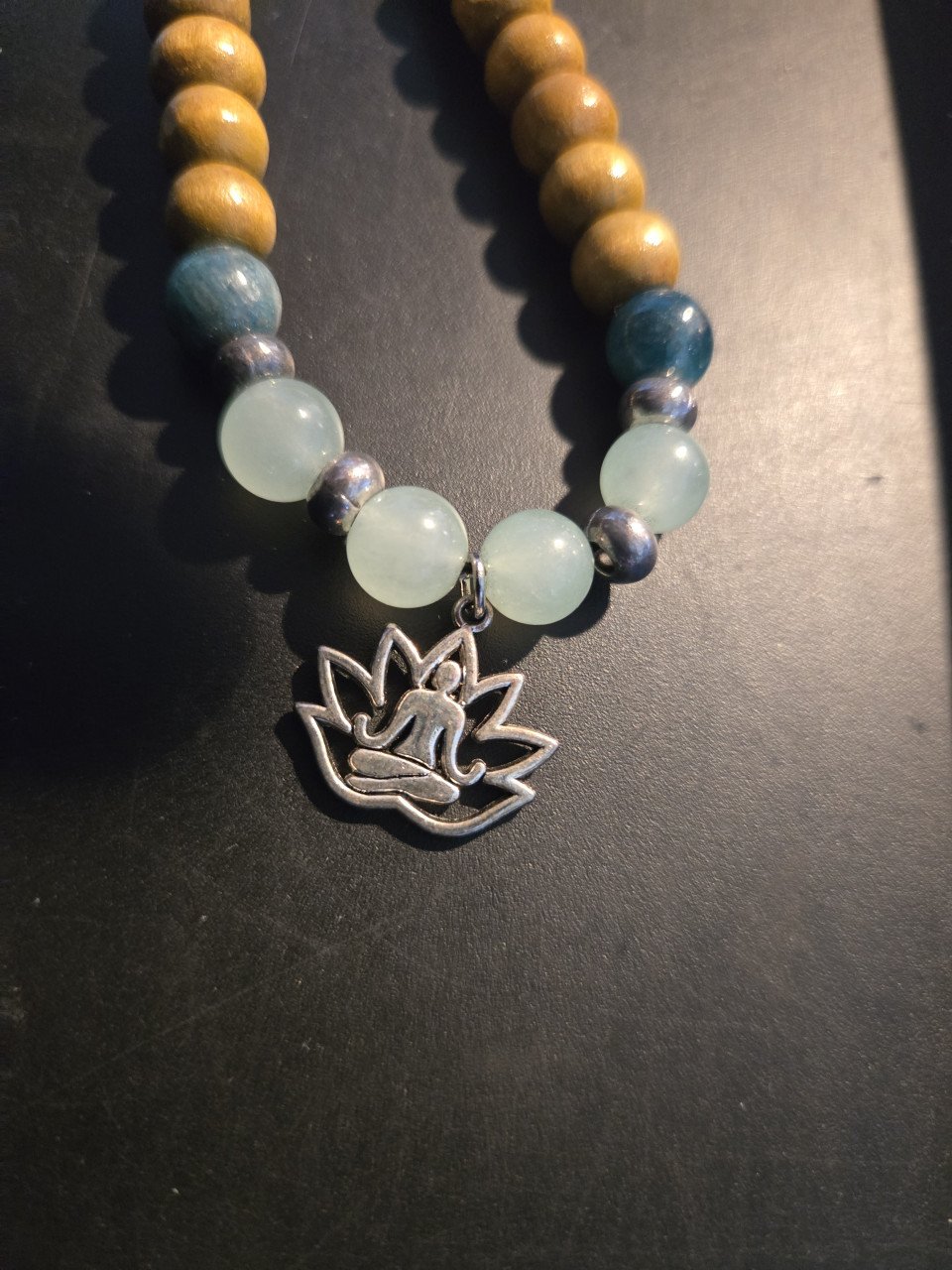 Kralenketting met lotus-yoga bedel. 72 cm