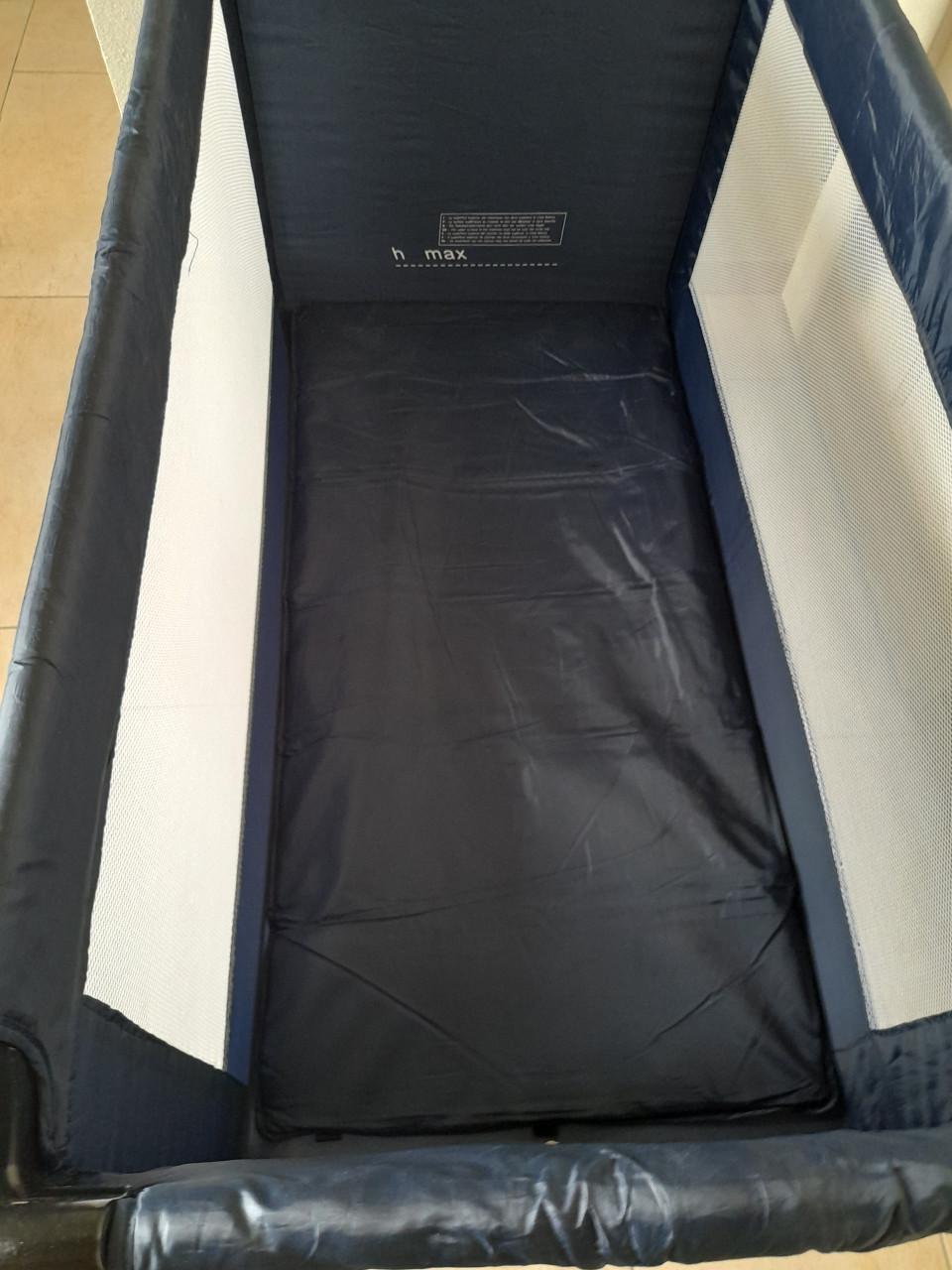 Campingbedje met eventueel extra wit matras (in goede staat )