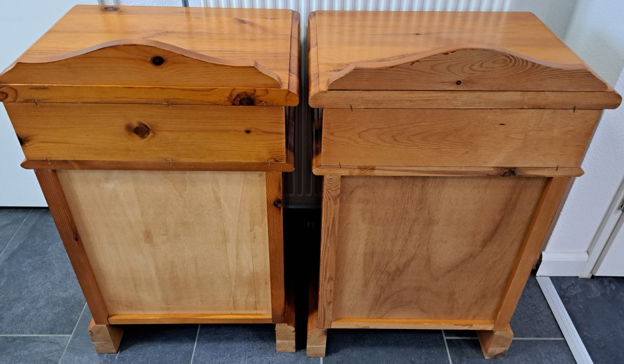 2 oude originele massief grenen nachtkastjes