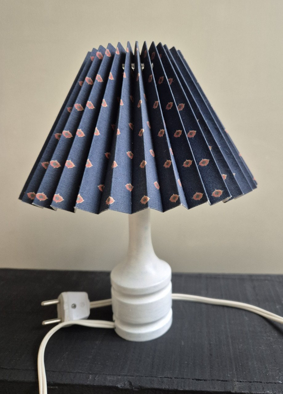 Schemerlamp met geplooid kapje (Decorette)  Voet van wit gelakt hout