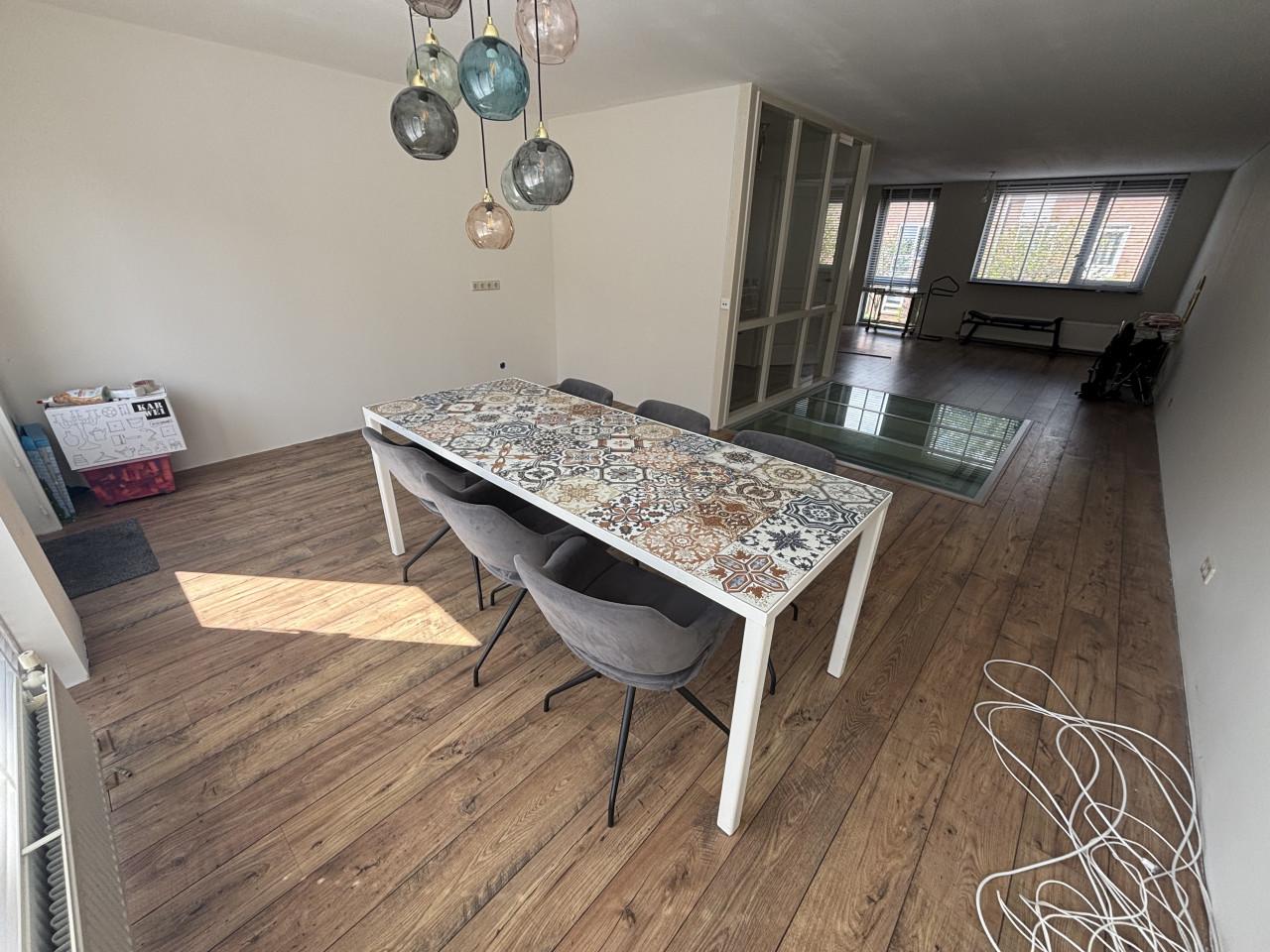 Eettafel met stoelen
