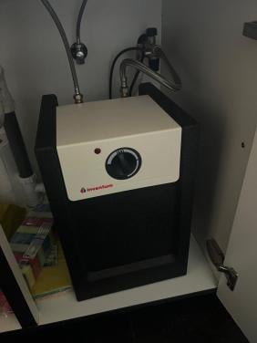 Inventum Q10 close-in of plint keukenboiler.