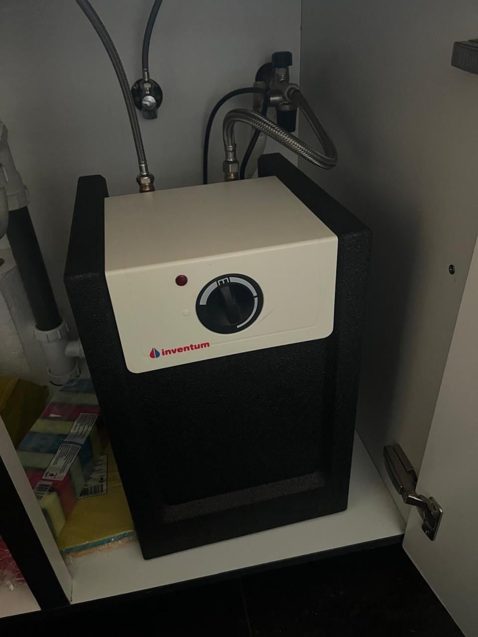 Inventum Q10 close-in of plint keukenboiler.
