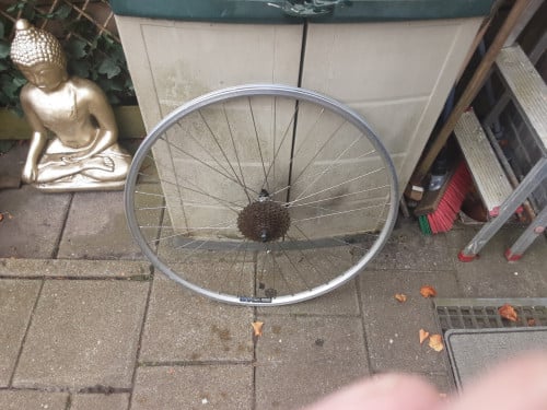 28 inch. Shimano achterwiel, 9 speed cassette, uitvalnaaf