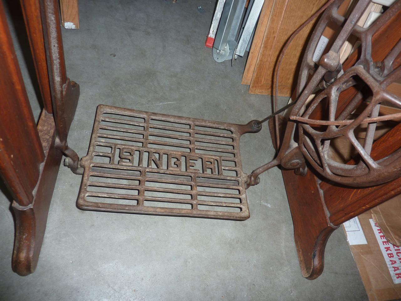 Naaimachine en meubel