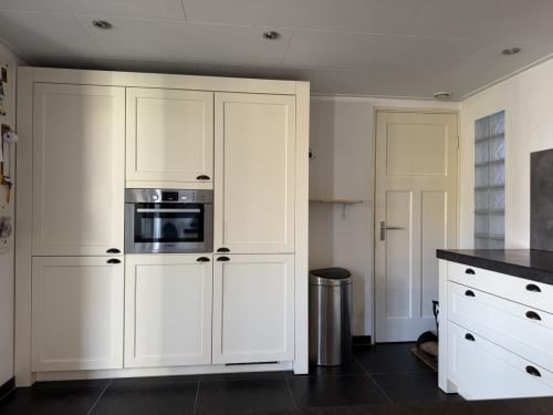 Keuken met inbouw apperatuur : wegens verhuizing