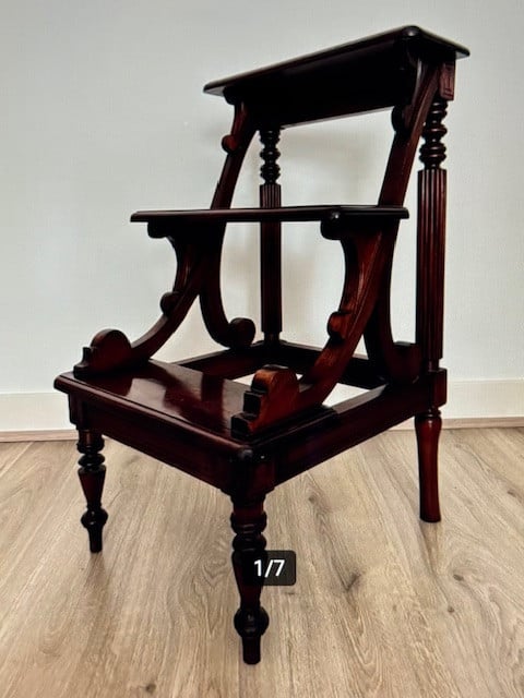 Bibliotheektrapje / bankje/stoel/ tafeltje.