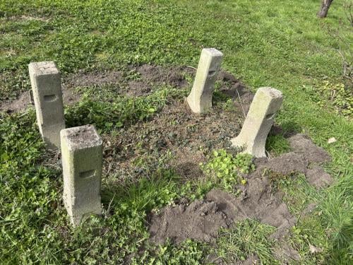 Gratis 8 betonnen poeren 60 cm hoog