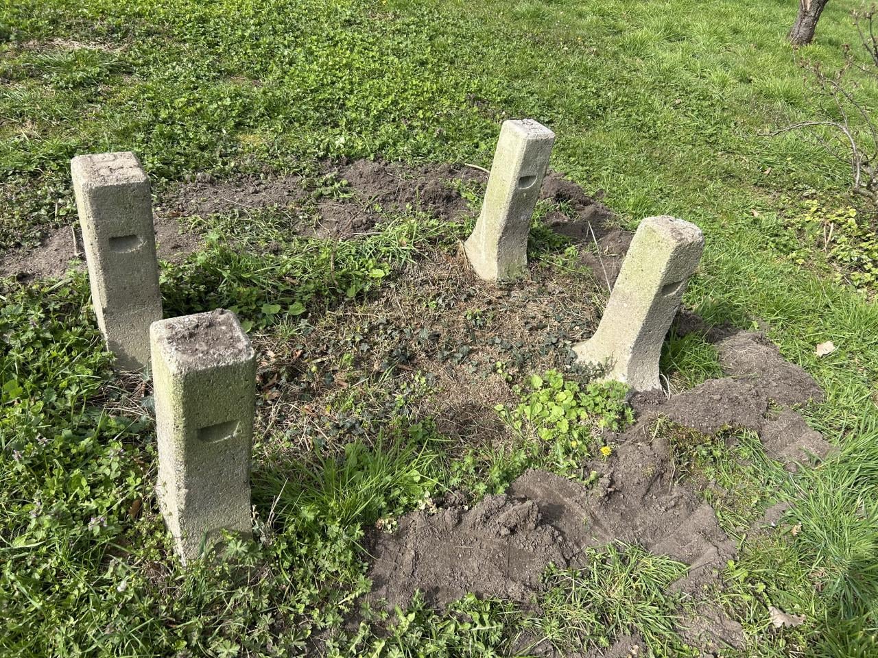 Gratis 8 betonnen poeren 60 cm hoog