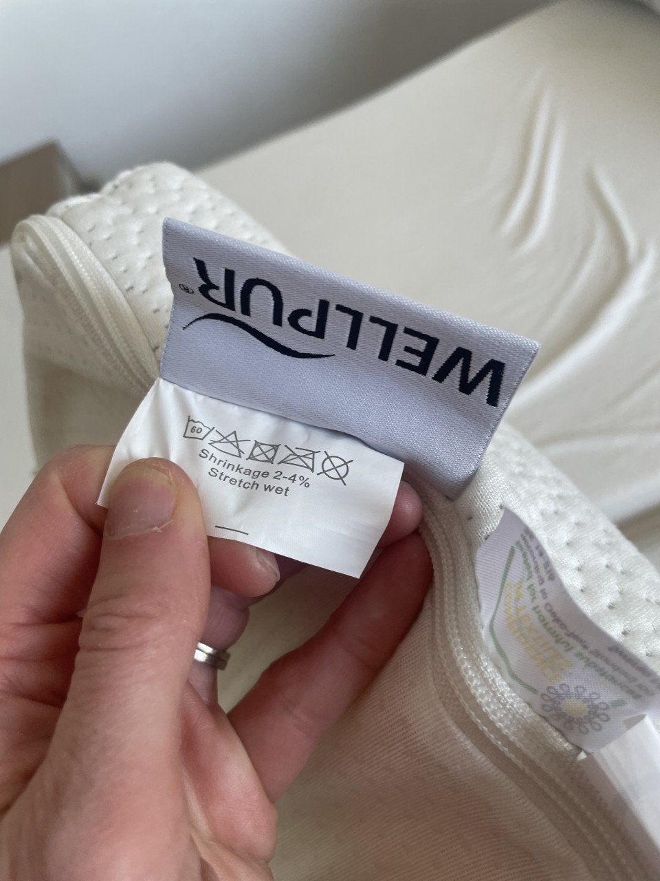 Tweepersoons bed met verlichting, nachtkastjes en toppers