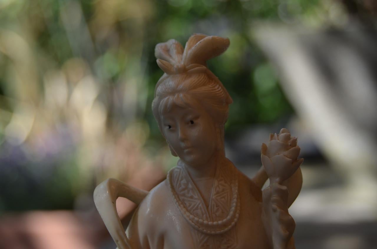 Ivorine figuur van een Chinese / Japanse dame. Met reiger.