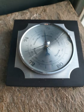 Mooi antiek metalen barometer, kleur zilver in mooie werkende staat....
