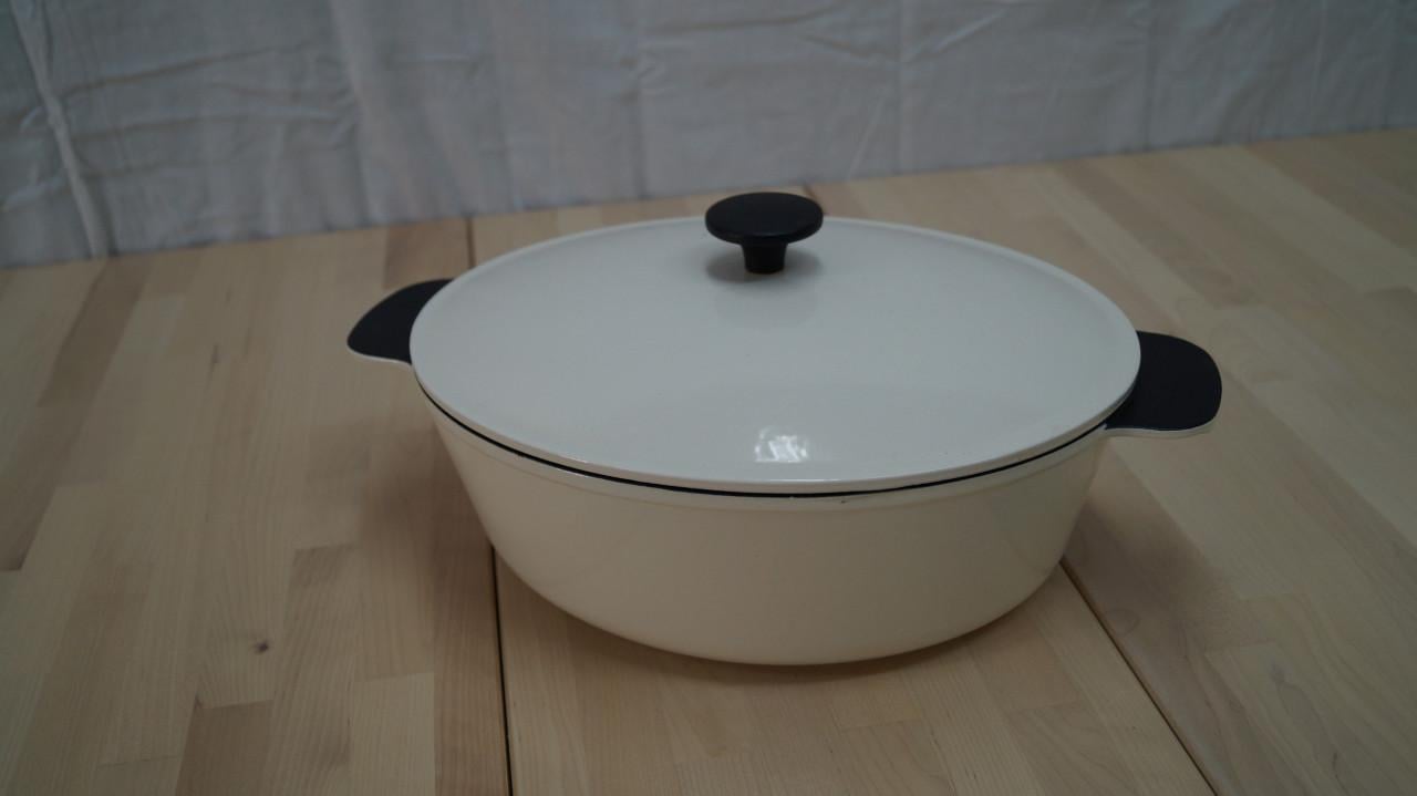 Witte ovale gietijzeren braadpan van IKEA.