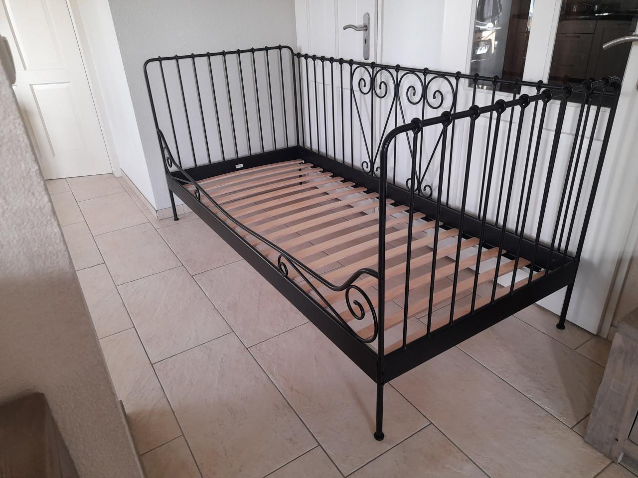 Zwart metalen 1 persoons bed 90 x 200 ( in goede staat )