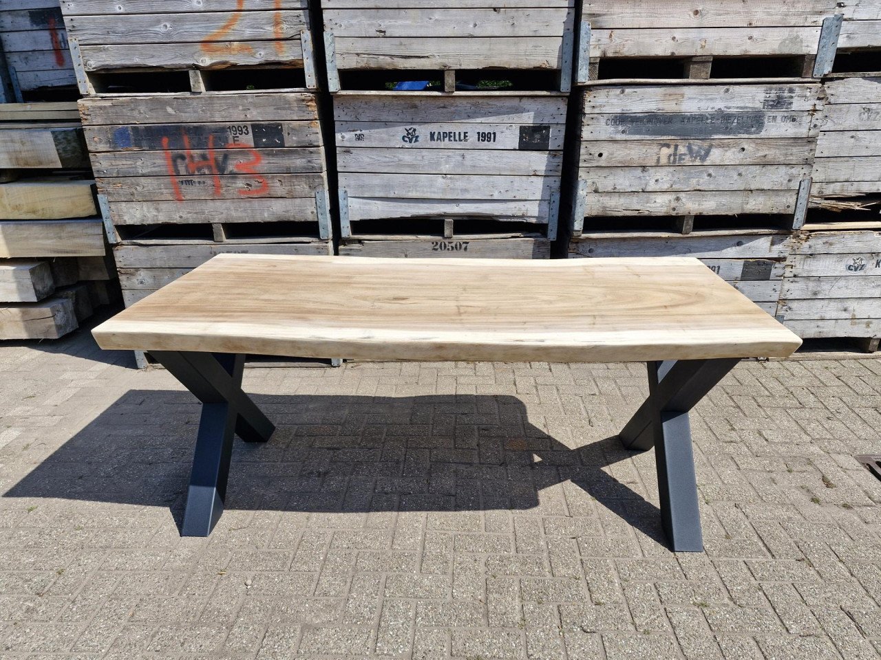 Op maat gemaakt tafels, wandplanken, schuifdeuren en mee