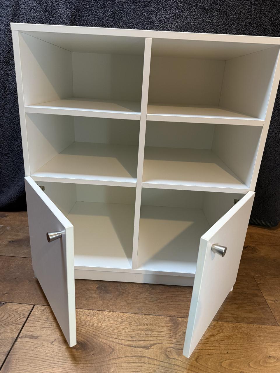 Degelijke vakkenkast