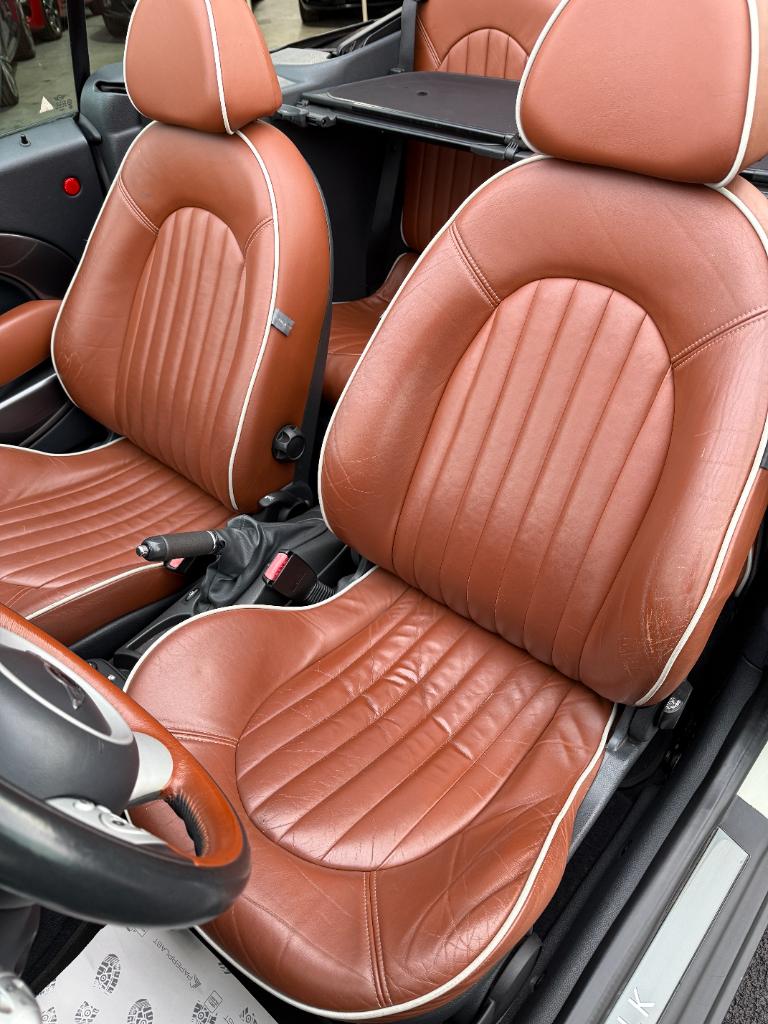 Mini Cooper Cabrio 1.6 - sidewalk