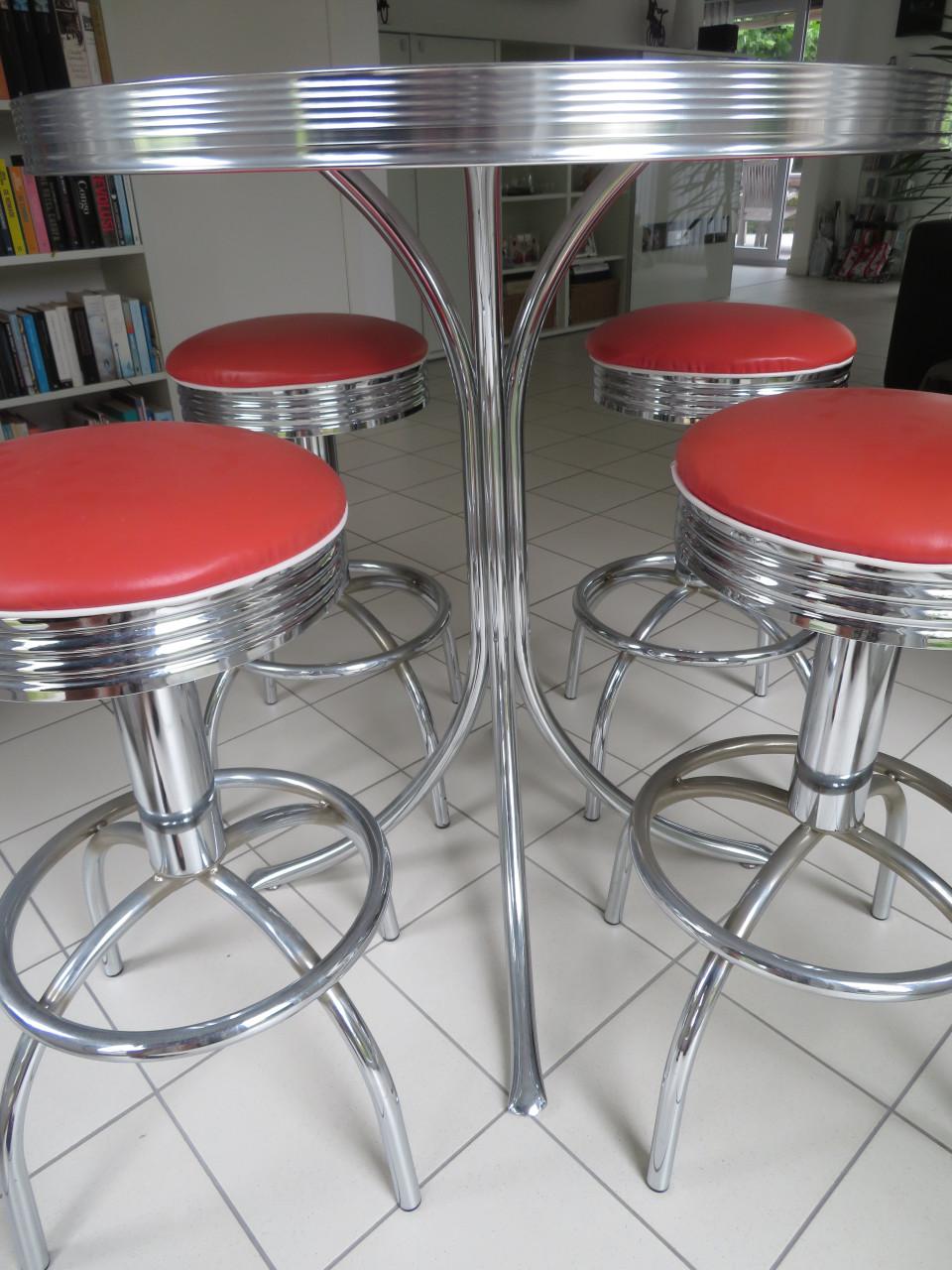Fifties/sixties barkrukken en statafel